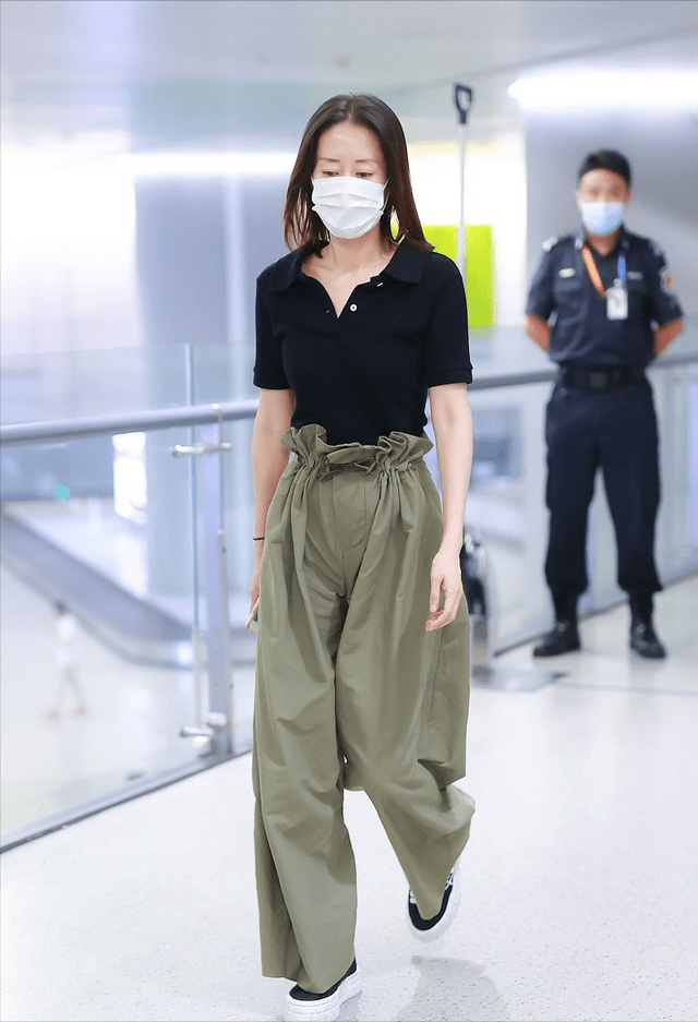 刘敏涛 刘敏涛的裤子才叫潮,显瘦不说气场挺足,一脸不可高攀的气质感