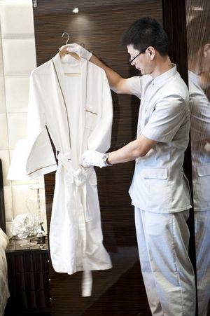 原创我985硕士毕业后给富豪当私人管家年入30万被父母看不起