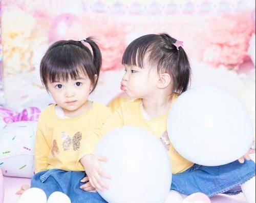 身材 40岁熊黛林真放得开，晒居家健身美照秀身材，马蜂腰阔太太里少见