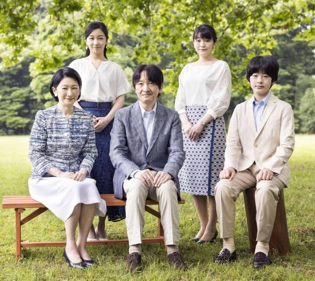 公主 日本爱子公主过20岁生日！西装配半裙神似雅子皇后，彻底赢过佳子