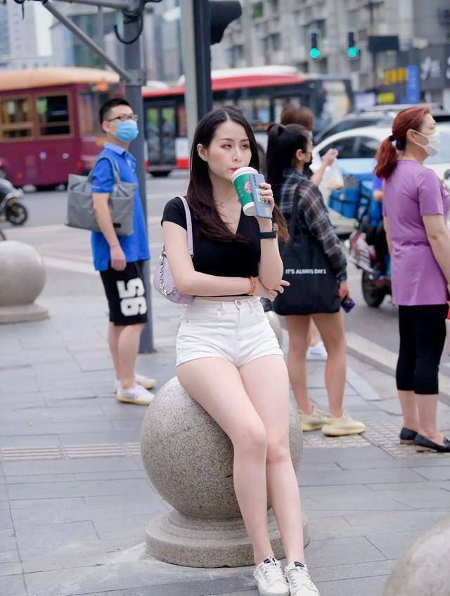 西裤 时尚搭配条纹衬衫+白色西裤