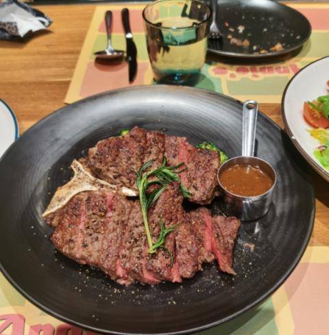 皮肤紧致没皱纹,喝红酒吃带血丝牛排超惬意_杰瑞_杰西_人气