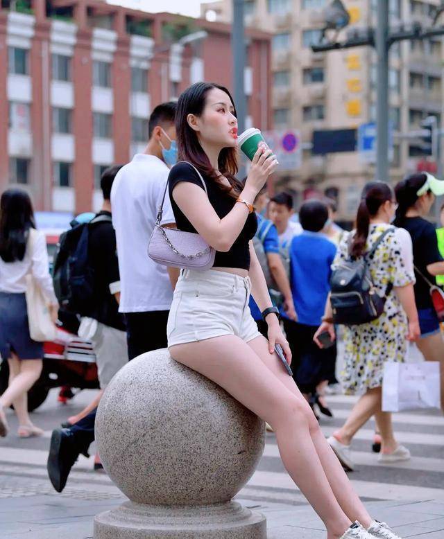 西裤 时尚搭配条纹衬衫+白色西裤