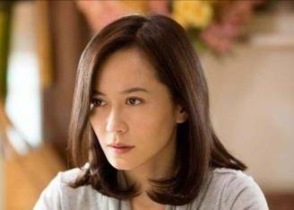 卷发奔四奔五的女人,这3款“发型”尽量不要留,看着显老还没气质