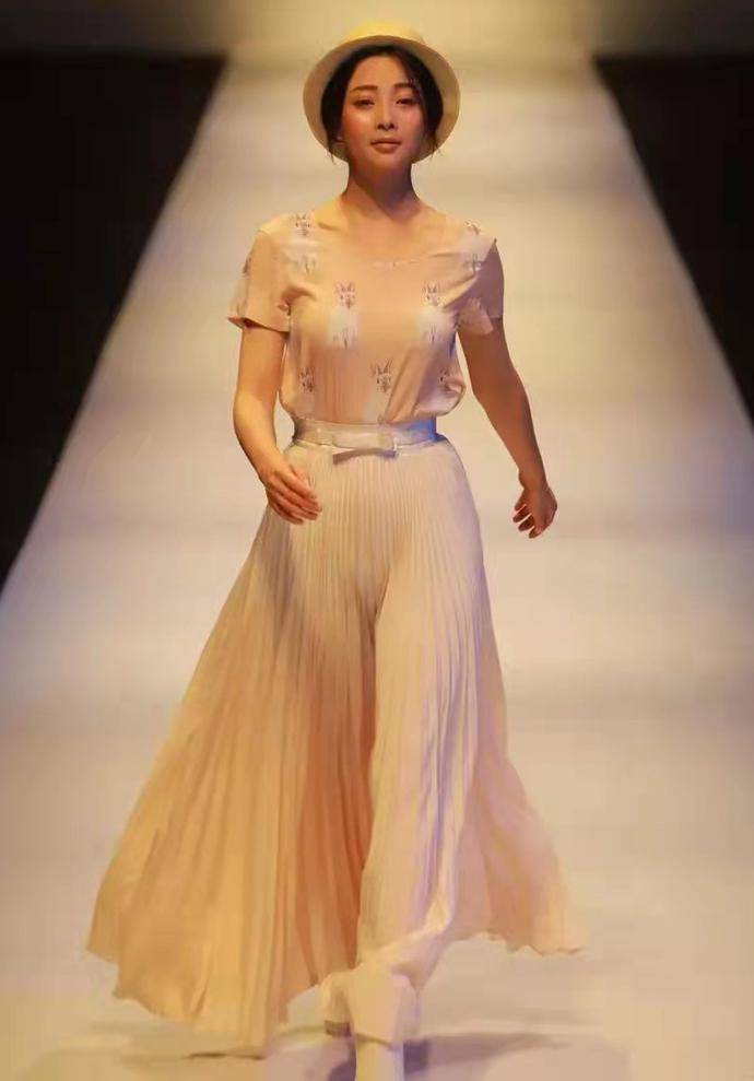 殷桃走秀旧照被翻出,穿印花短袖搭配百褶裙,气质甜美身形傲人