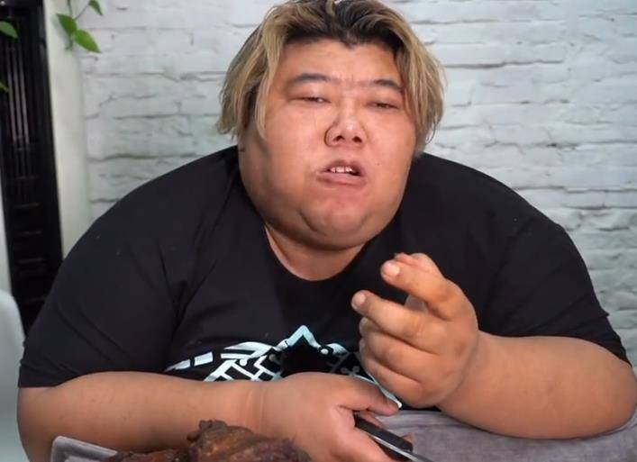 600斤胖猴仔不顾劝阻,跟大胖挑战鸵鸟腿,网友:随时准备大结局