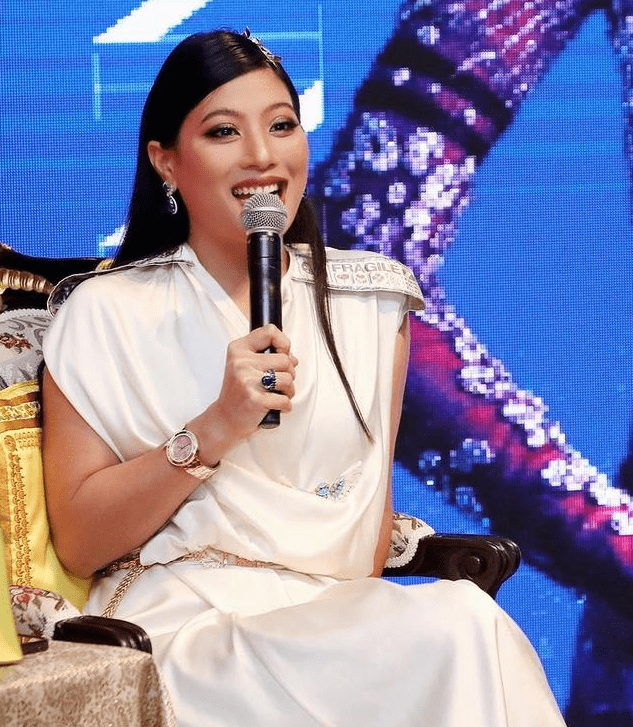 审美观 王室公主的审美观，00后爱子着装成熟，85后思蕊梵打扮时髦还前卫