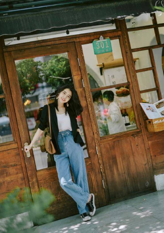 塑造出 三木博主春季穿搭,西服配牛仔裤修身又显瘦,展现出知性大方气质