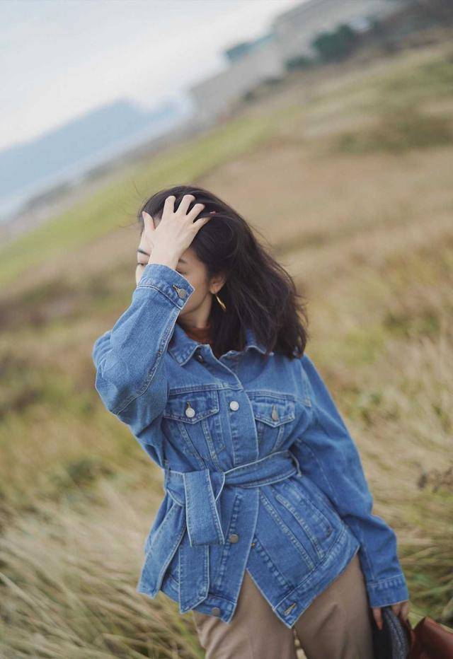 帆布鞋 见过世面的女人,牛仔外套很少配牛仔裤,看三木的穿搭你就知道了