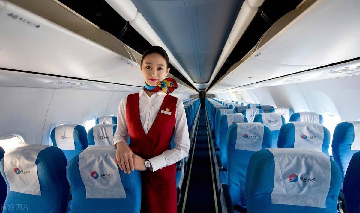 原创坐飞机怎么称呼空姐有人叫小姐有人叫姑娘其实最适合是这个词