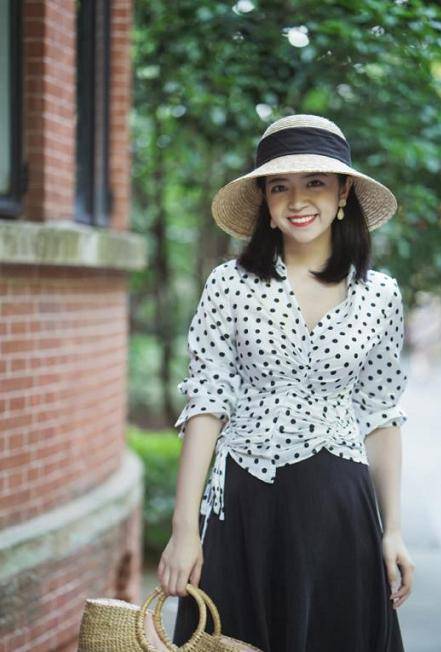 塑造出 三木博主春季穿搭,西服配牛仔裤修身又显瘦,展现出知性大方气质