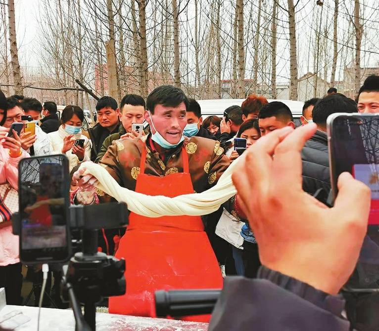 拉面哥被劝离开小山村,自言舍不得:再带动一下俺