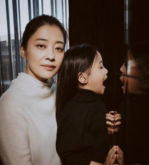 毛衣 45岁梅婷携儿女拍大片，女儿继承妈妈黑眼圈，儿子肉嘟嘟太像妈