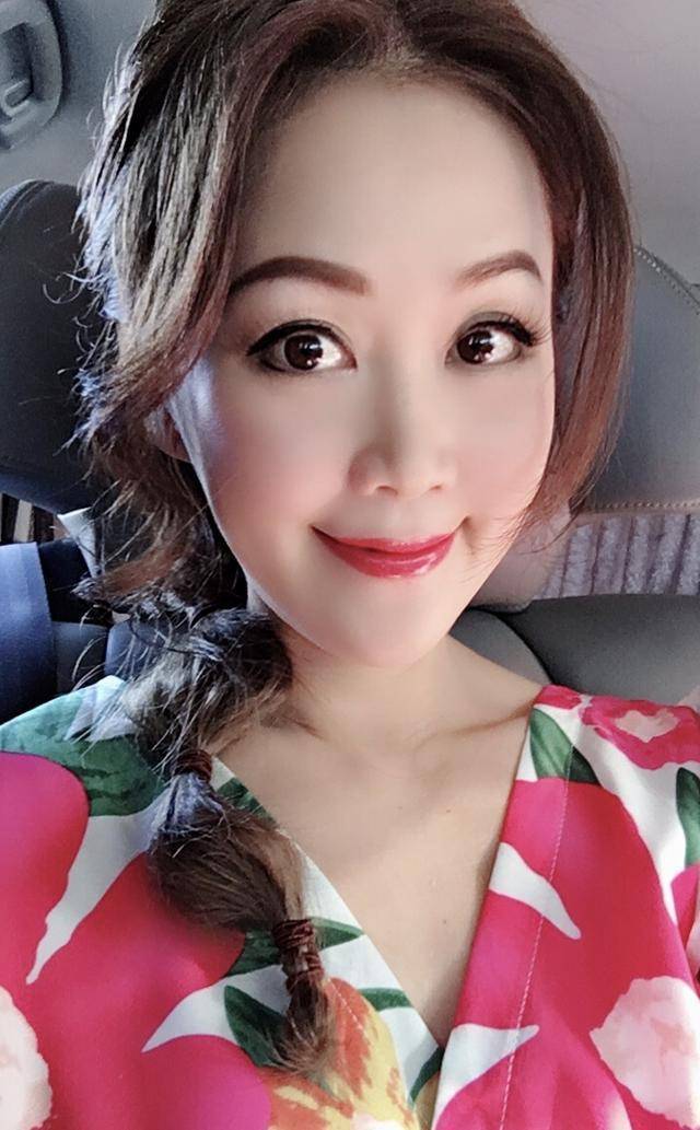 女神 梁小冰不老女神，身穿连衣裙依然年轻貌美，学她穿衣技巧准没错