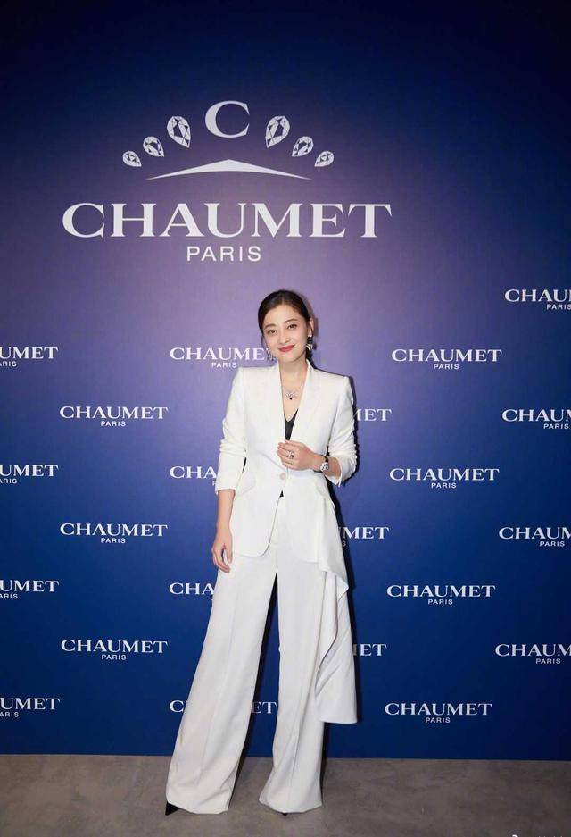 口袋 44岁梅婷真抗老！身穿牛仔连体裤大秀美腿，休闲简约又减龄