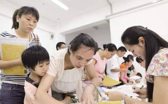 男幼师|幼儿园教育“阴盛阳衰”？年轻男幼师越来越少，真实原因很心酸