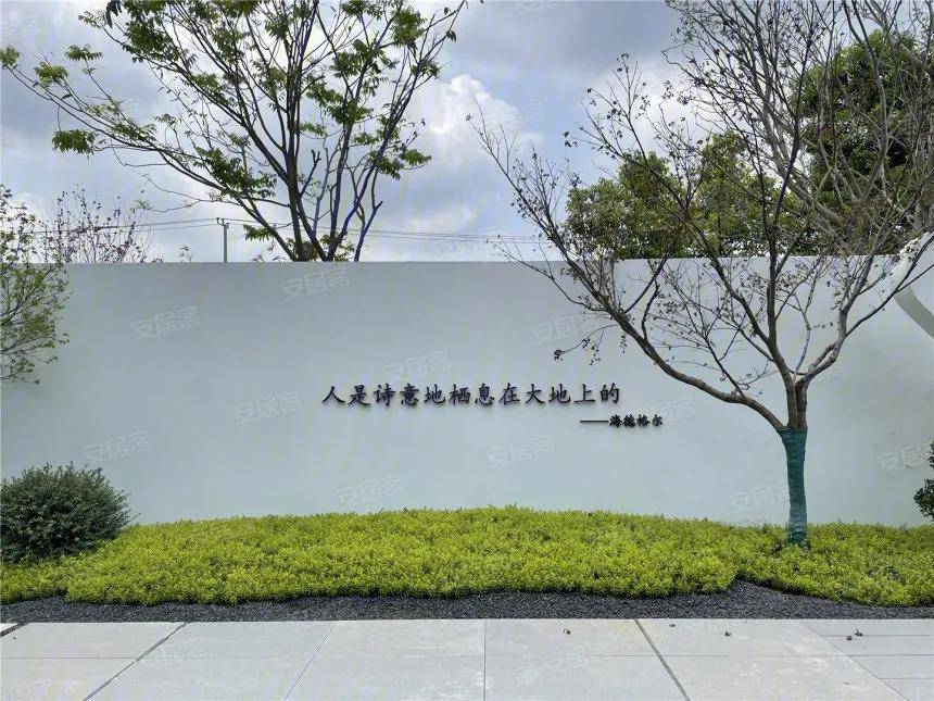 官方在建崇明线陈家镇站旁约600米路劲象屿岛上的院子售楼处