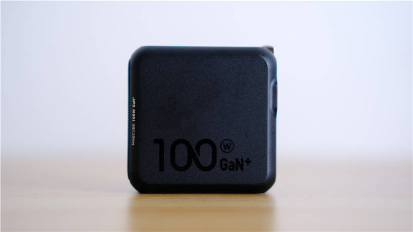 设计|给背包“减负”：Aohi Magcube 100W氮化镓充电器一个顶俩！