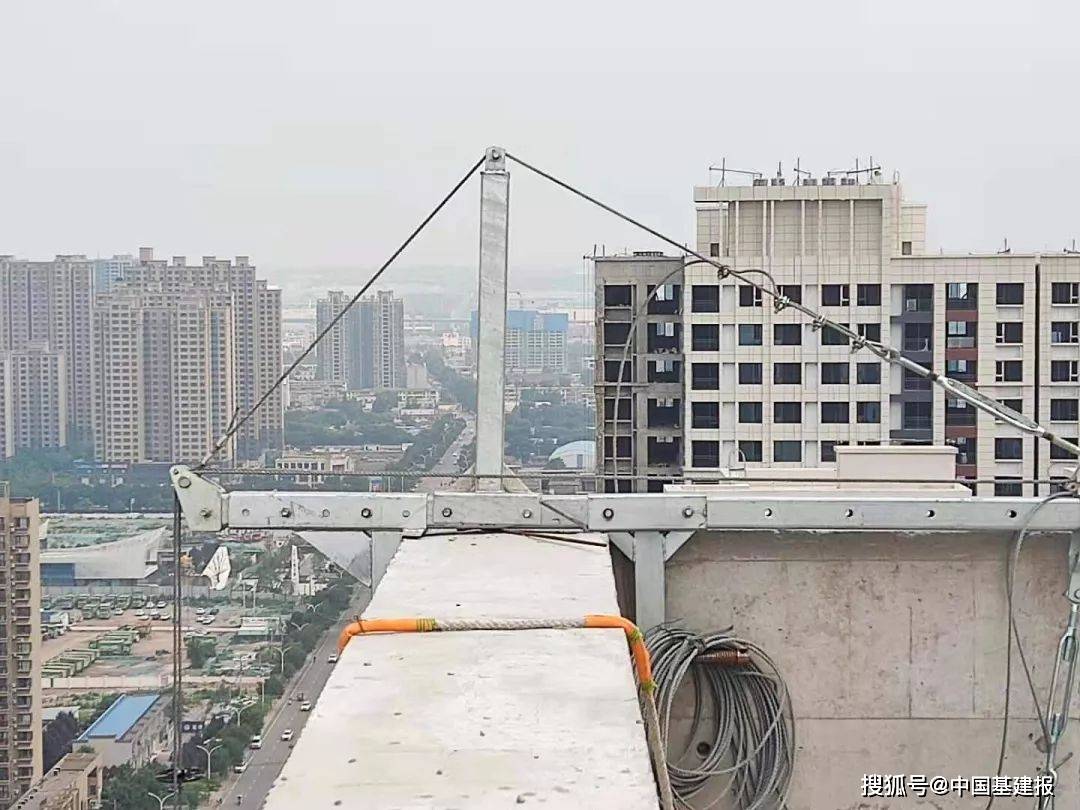 夹具式吊篮现场安装▲夹具式吊篮现场使用项目建设历程回顾▲2018年