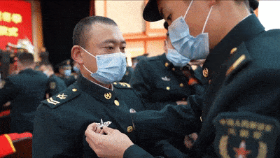 北部战区海军某军械技术保障大队 退伍老兵的肩章领花 被部队专属保存