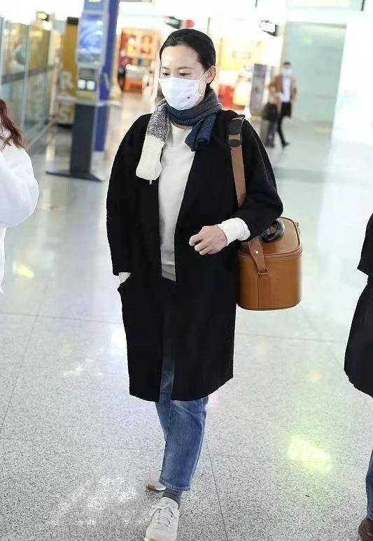 黑色 咏梅成中年女性穿搭教科书，黑大衣配牛仔裤，看似日常却挺显气质