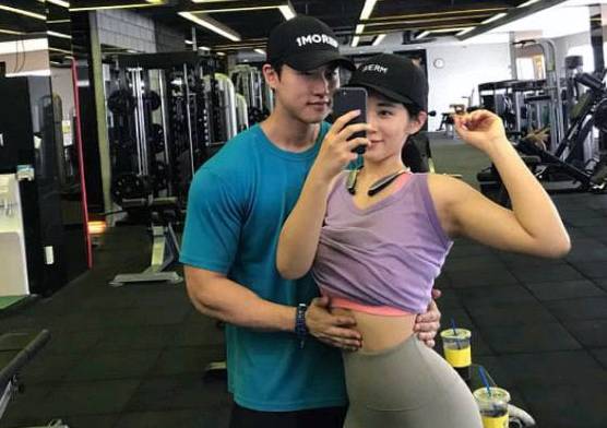 原创健身房的情侣们一起锻炼不是秀恩爱就是秀身材羡慕