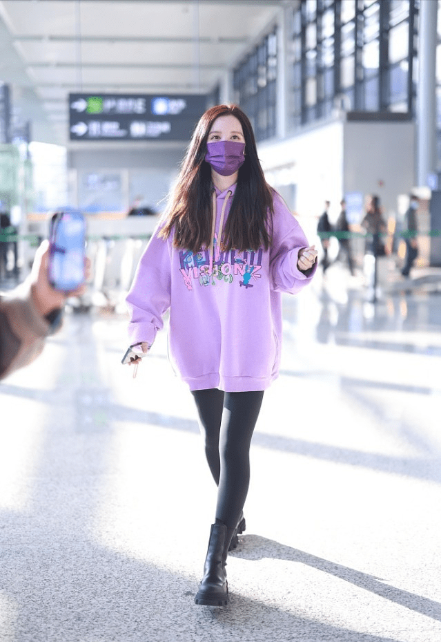 香芋 马伊琍张萌都爱香芋紫卫衣，和搭配却不一样，70与80的差别挺明显