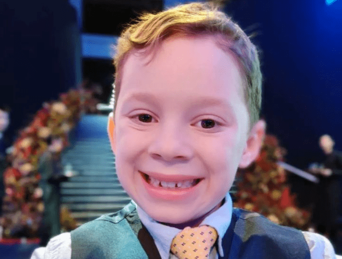 被榨干的gavin,现在是真的在假笑了.