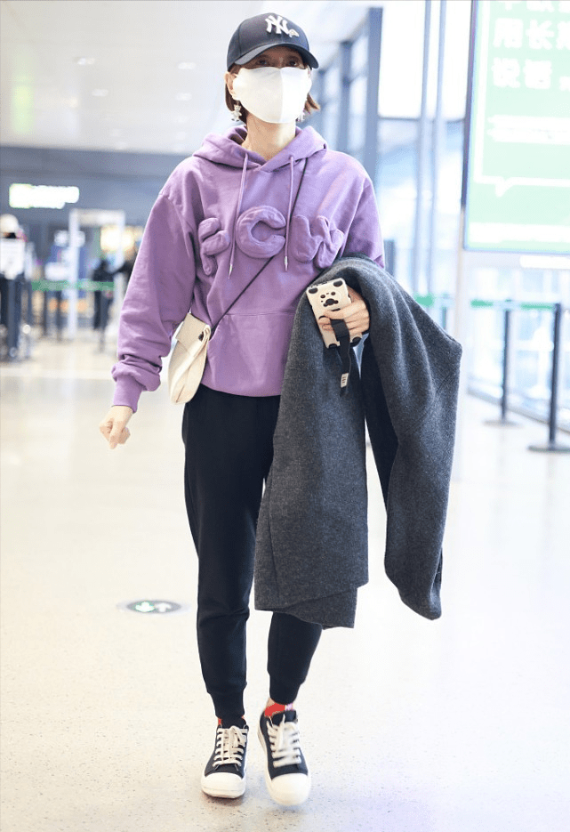 香芋 马伊琍张萌都爱香芋紫卫衣，和搭配却不一样，70与80的差别挺明显