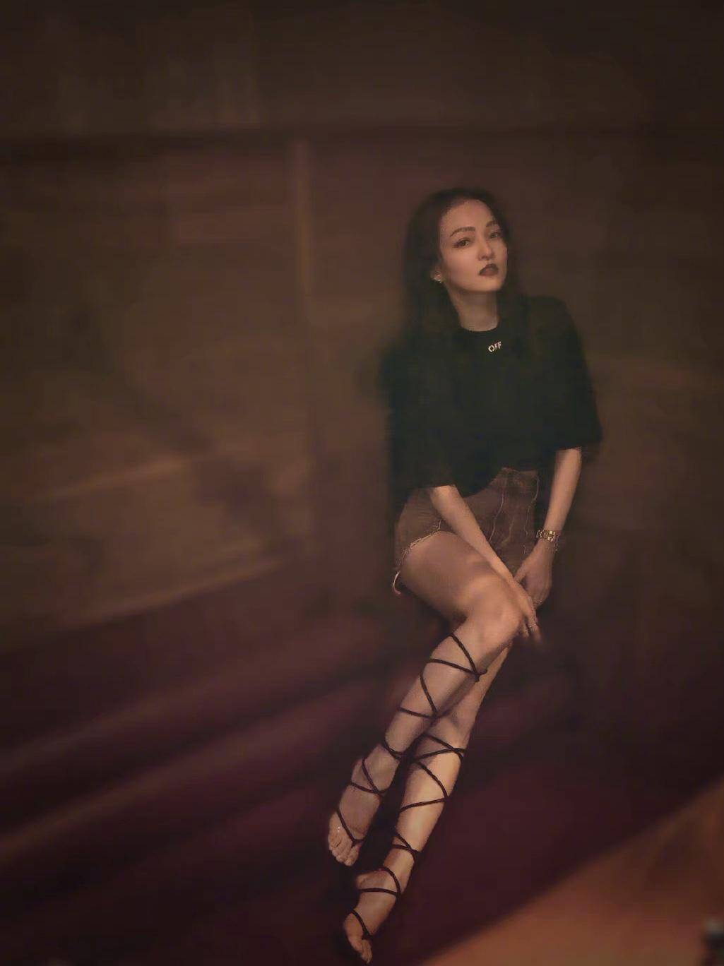 张韶涵最新写真曝光,全身黑色配双绑带凉鞋,一般人驾驭不了