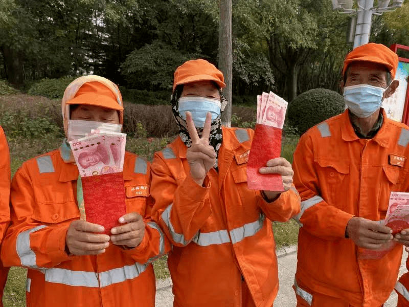 及时足额发放工资,按时发放节假日补贴,解除环卫工人后顾之忧.
