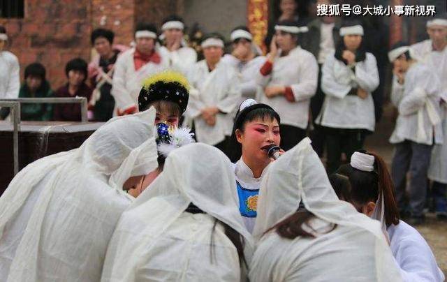 原創農村葬禮上的勁爆表演,年輕女子衣著清涼在水中打滾,只為求打賞