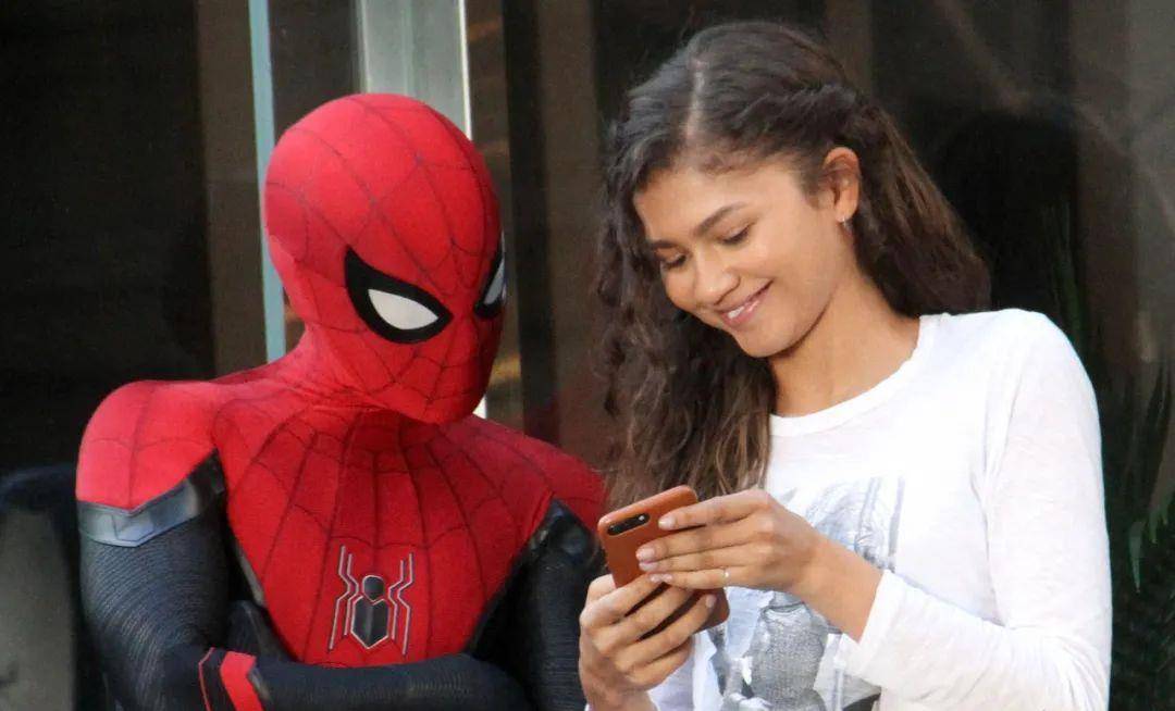 荷兰弟携女友惊现巴黎原来他的弟弟都很帅