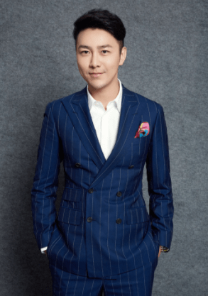 甲板|主持人陈欢晒出海照，刘恺威蹲甲板上认真挑鱼，衣服脏乱都没注意