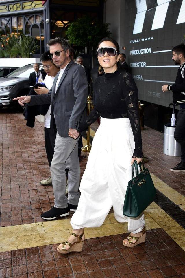 黑色 巩俐的霸气感不是吹的，随便穿个黑色上衣+长裤，难掩高贵气场