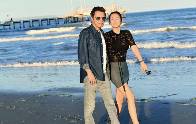 黑色 巩俐的霸气感不是吹的,随便穿个黑色上衣+长裤,难掩高贵气场