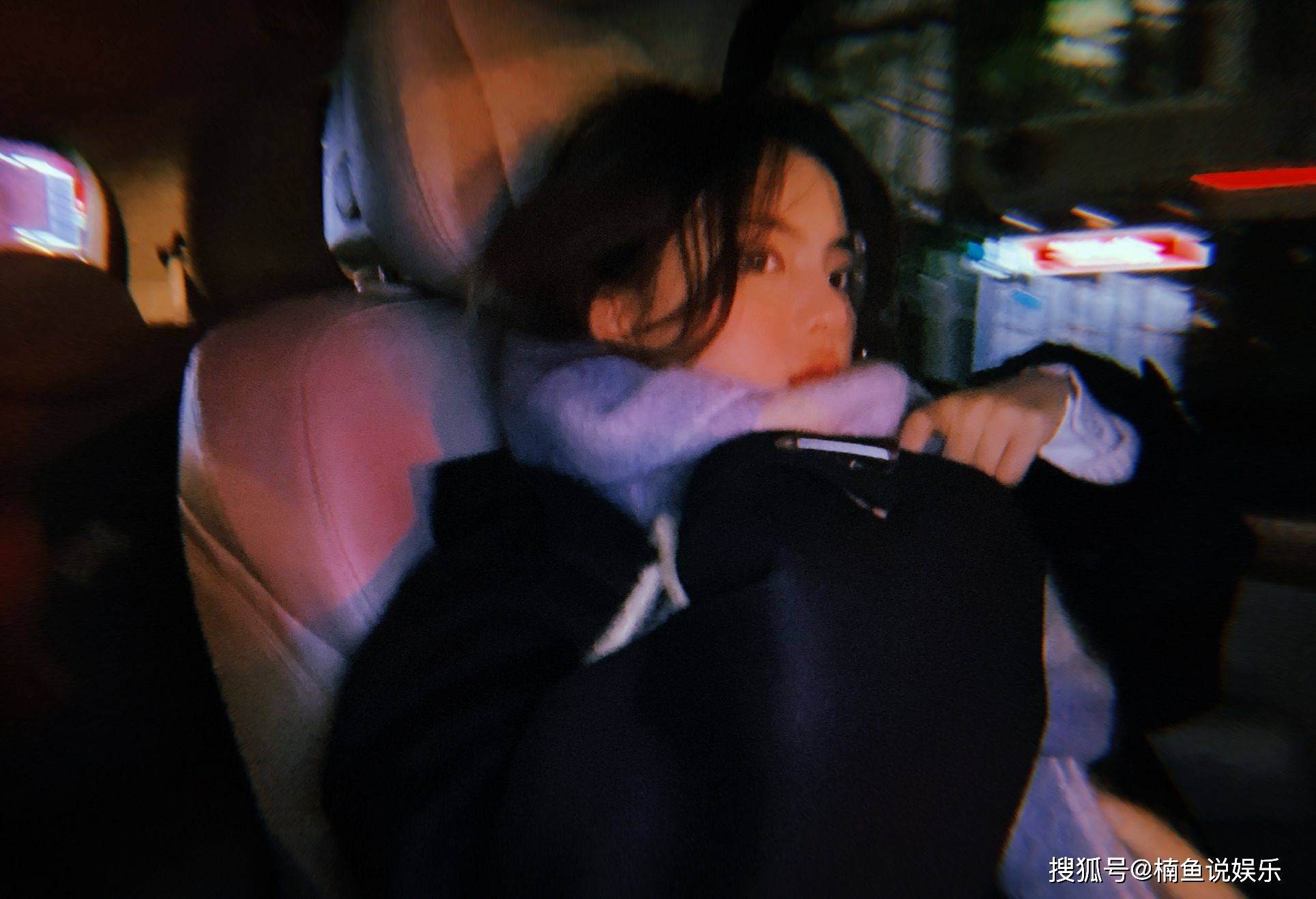 仙女杨超越冬日穿搭真接地气，棉外套搭配浅色围巾，保暖又极具少女心