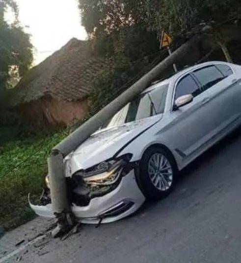 眉山这辆宝马车很受伤,把电线杆都撞断了_车头_车祸_白色