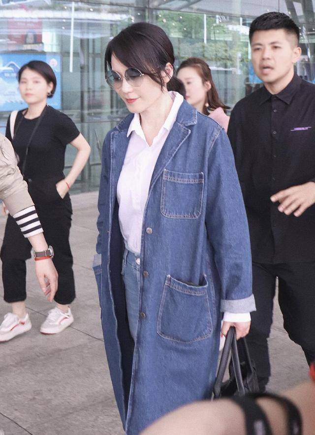 设计 俞飞鸿真的太美！长款牛仔外套配白衬衫简约大气，看不出已经49岁