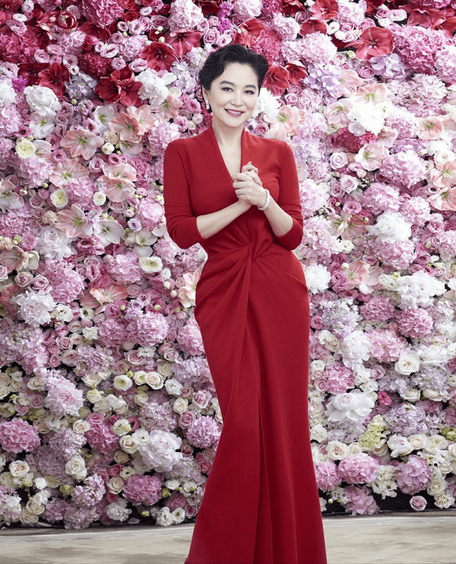 颜色 67岁林青霞罕见露面！参加聚会美成焦点，穿衬衫颜值不老太女神