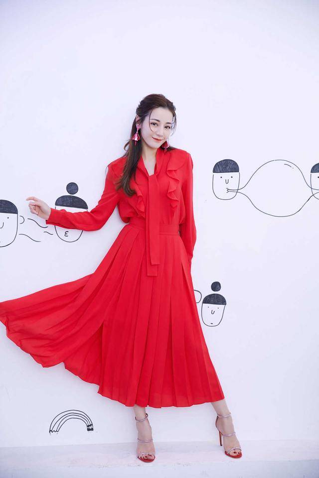 黑色 迪丽热巴把“液体裙”穿火了！搭配黑色短靴时髦酷炫，高级精致