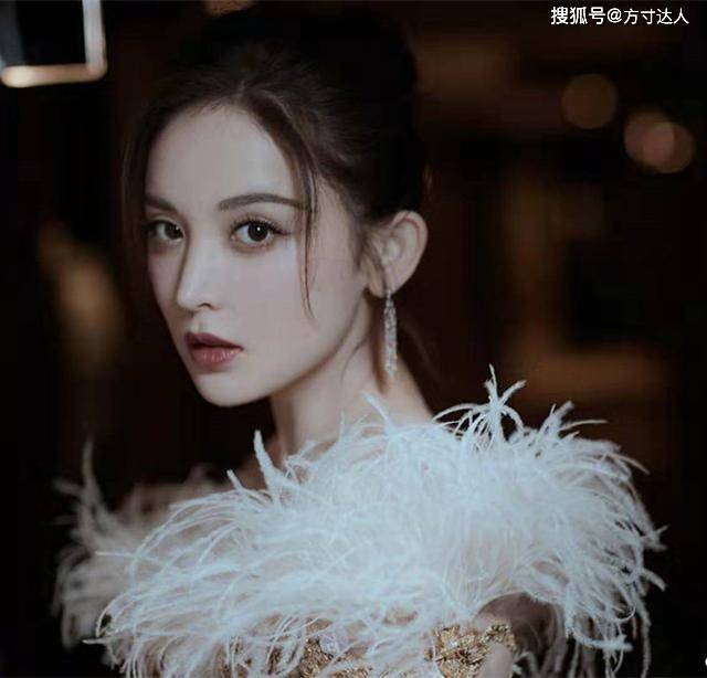 玲珑 古力娜扎令人惊艳，一身金孔雀造型宛如仙女，玲珑有致身材是一绝