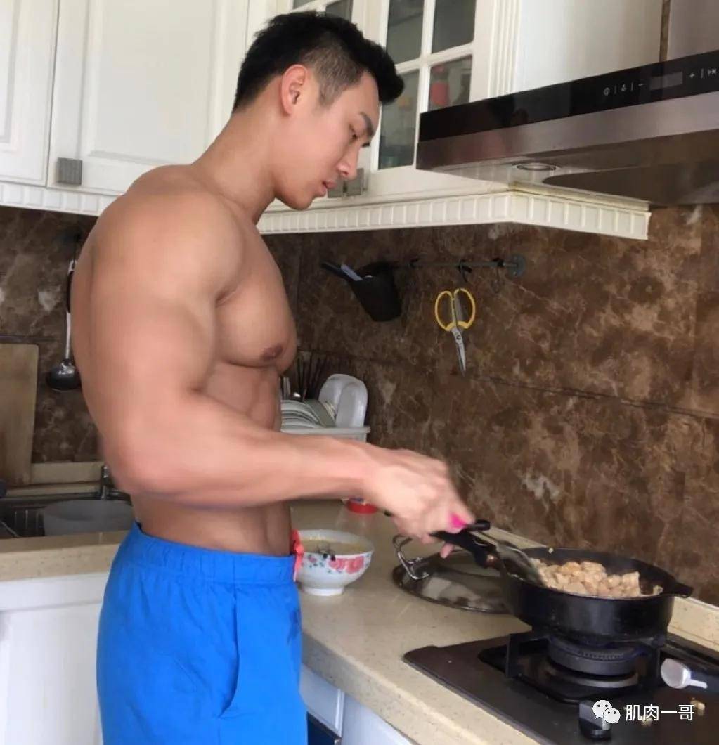 健身|180cm健体冠军拍肌肉写真走红，这肉体太撩了