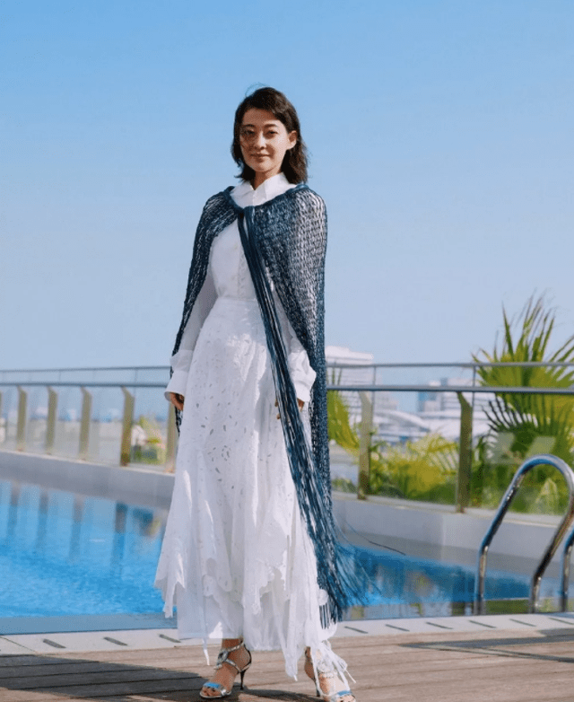 身材 梅婷真放得开！一袭V领吊带秀出傲人身材，风情万种惹人羡