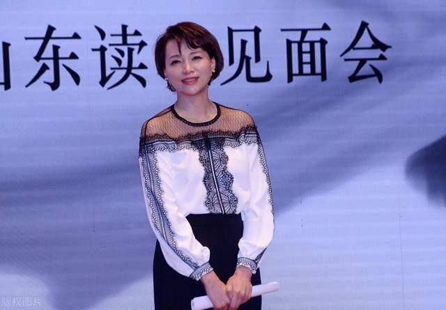 黑色 颜值高就是任性，董卿穿睡衣风衬衫配阔腿裤，更具优雅女人味