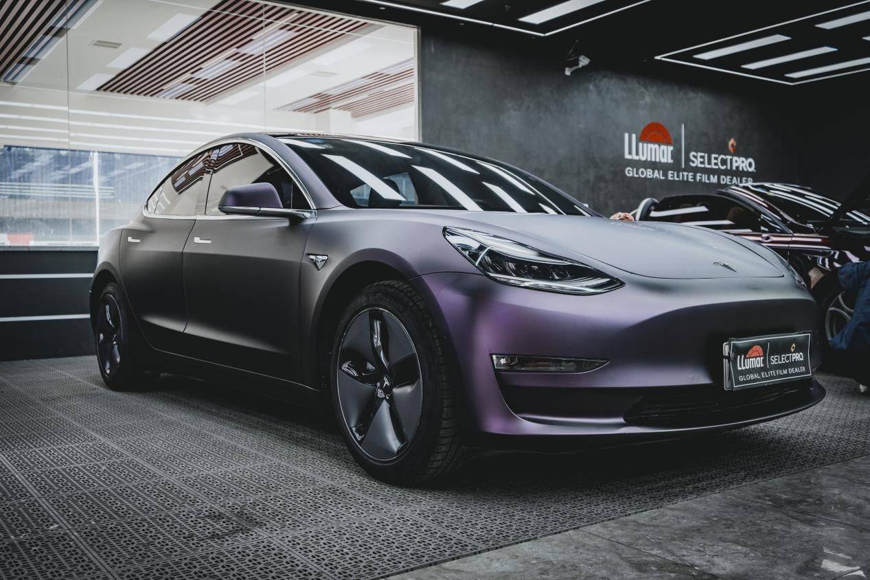 施工效果一览:颜色:超哑黑幻紫车型:特斯拉model3一起来看一下施工