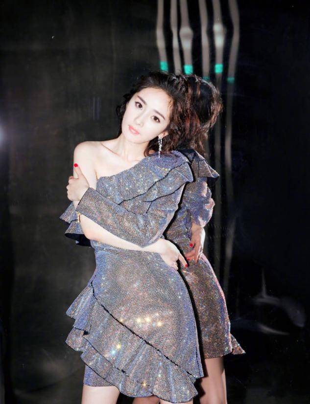 设计 杨幂最新广告造型曝光,穿黑色深V礼服配盘发,展现成熟女人魅力