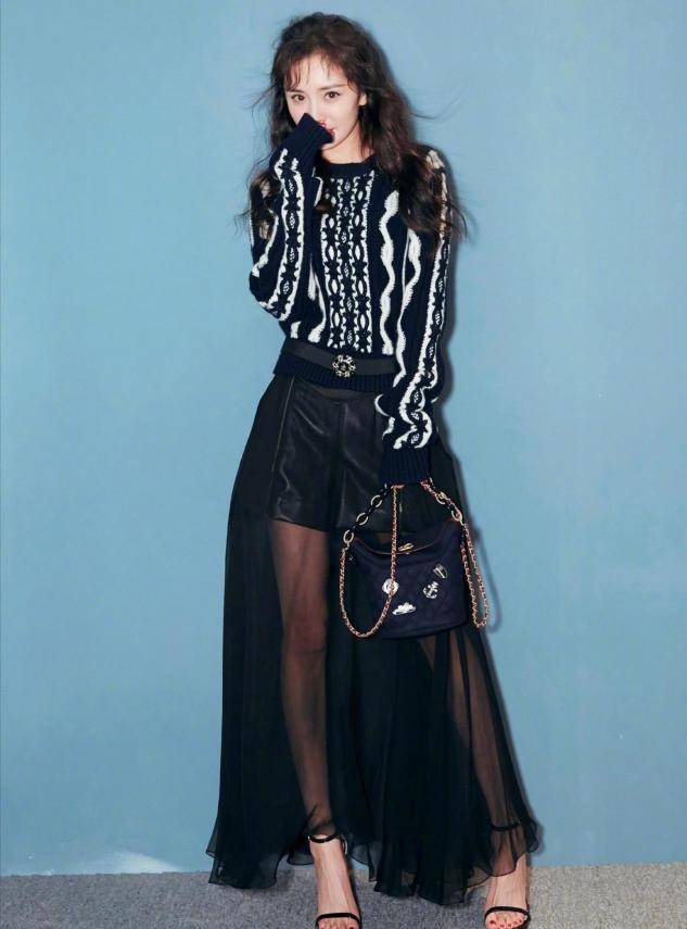 设计 杨幂最新广告造型曝光,穿黑色深V礼服配盘发,展现成熟女人魅力