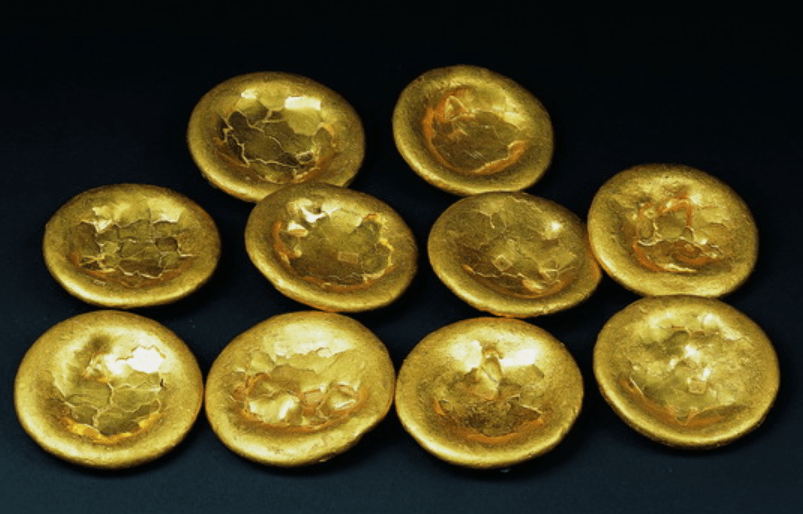 这些金饼存在的年代可以追溯到西汉,每个金饼都颜色饱满,形状,大小
