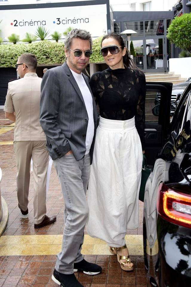 黑色 巩俐的霸气感不是吹的，随便穿个黑色上衣+长裤，难掩高贵气场